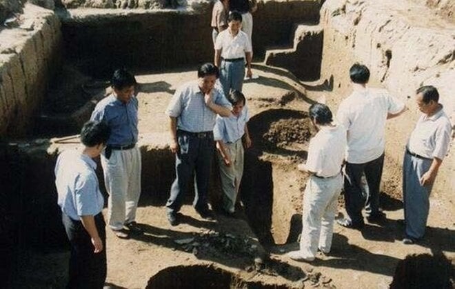 Arqueólogos chinos han encontrado un extraño ataúd que contiene un cadáver femenino. (Foto: Sohu)