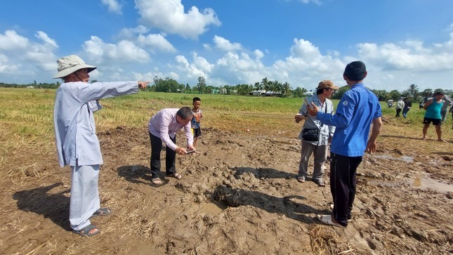 បំភ្លឺ​អណ្តូង​កណ្តាល​វាល​ស្រែ​ឆេះ​នឹង​ឆេះ​រូបថត​ទី​២