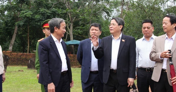 Vice Chairman of the National Assembly Nguyen Duc Hai surveys the My Son relic site.