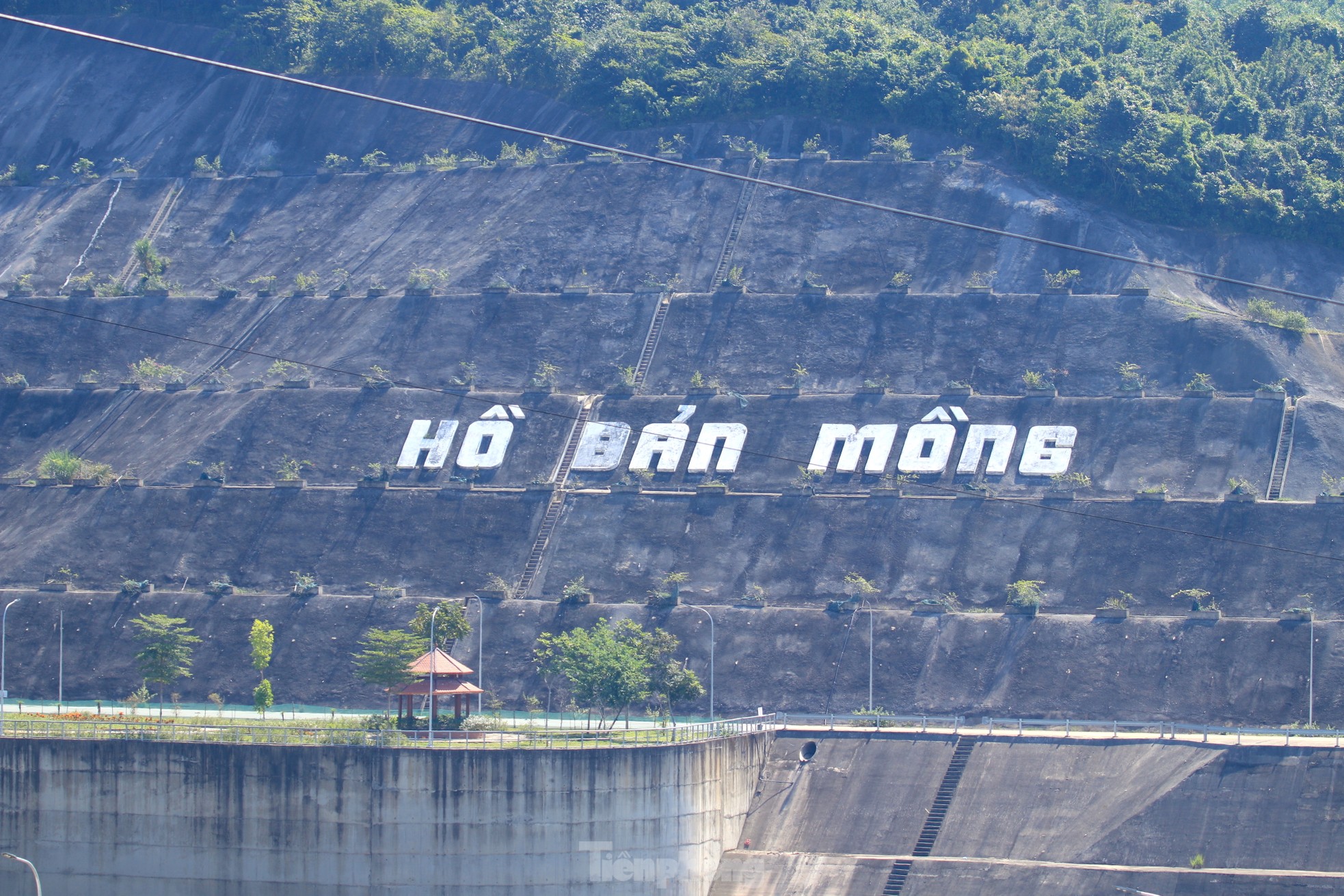 Nahaufnahme des Ban Mong Reservoirs, das über 5.550 Milliarden kostete und 15 Jahre lang „still lag“, Foto 14