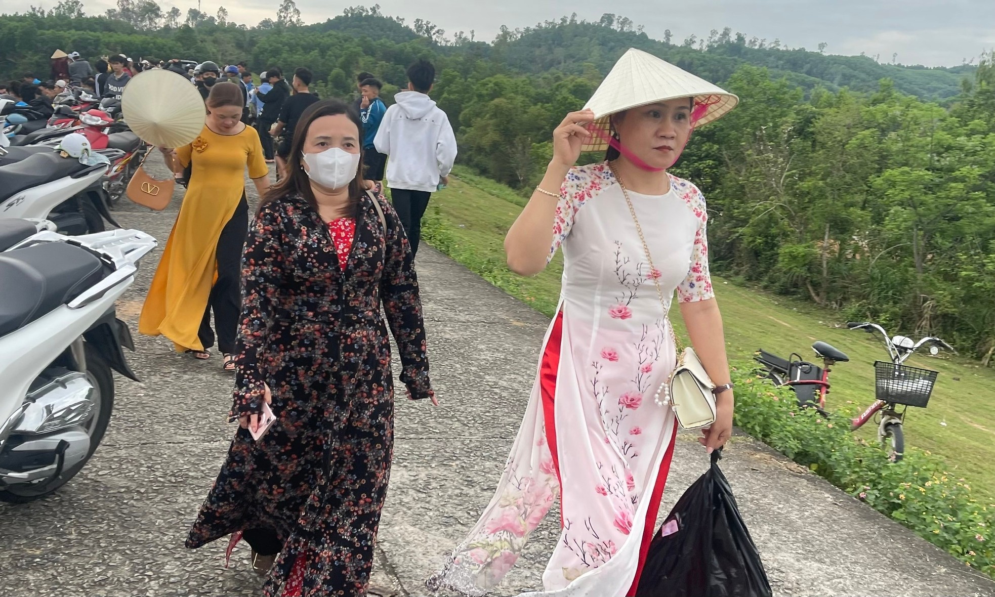 Les jeunes se rassemblent pour prendre des photos à côté de « l'arbre solitaire » à Quang Nam, photo 11