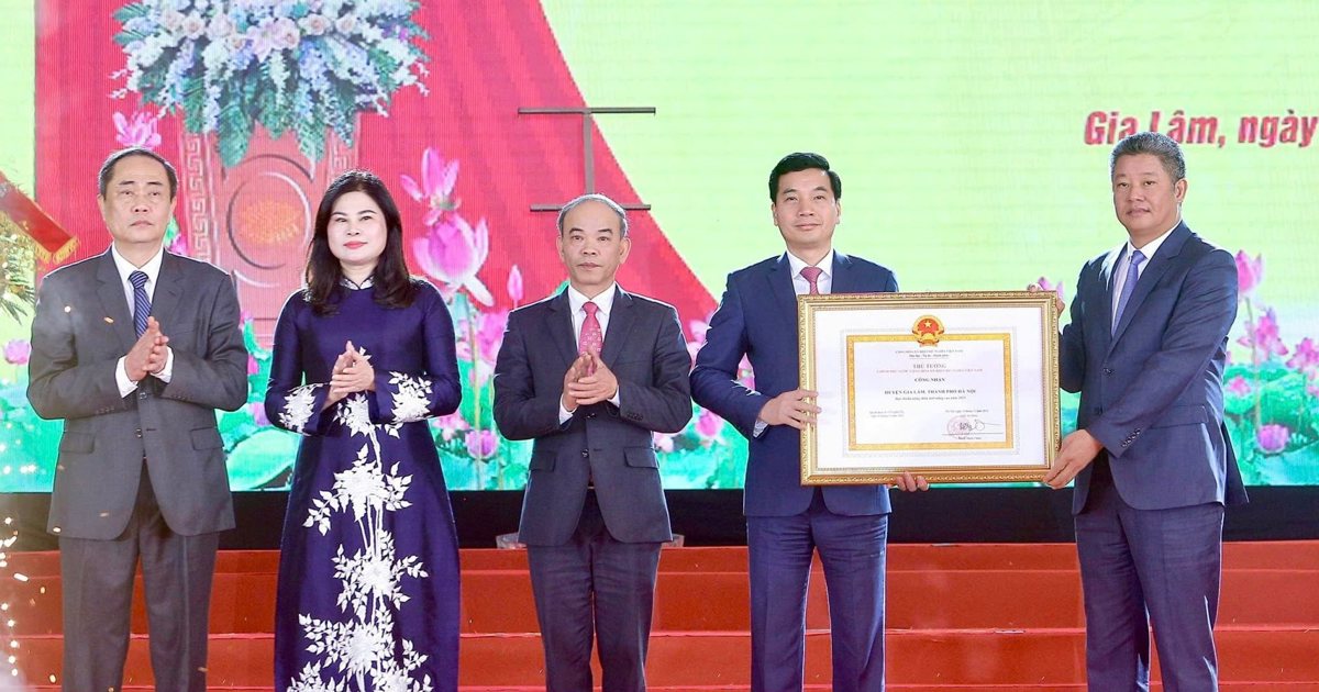 Gia Lam District receives Certificate of recognition for meeting Advanced New Rural Standards