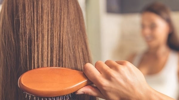 Hábitos sugeridos que son beneficiosos para superar la caída del cabello y los enredos