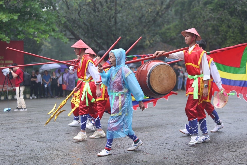 Directeur du site des vestiges historiques du temple Hung Le ; Truong Giang a déclaré que la cérémonie d'offrande d'encens a lieu de 7 heures à 9 heures du matin. nbsp;