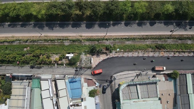 拡張されたカ・ヴァン・カン道路（右）は、既存の道路（左）の2倍の幅です。写真: ディン・ヴァン