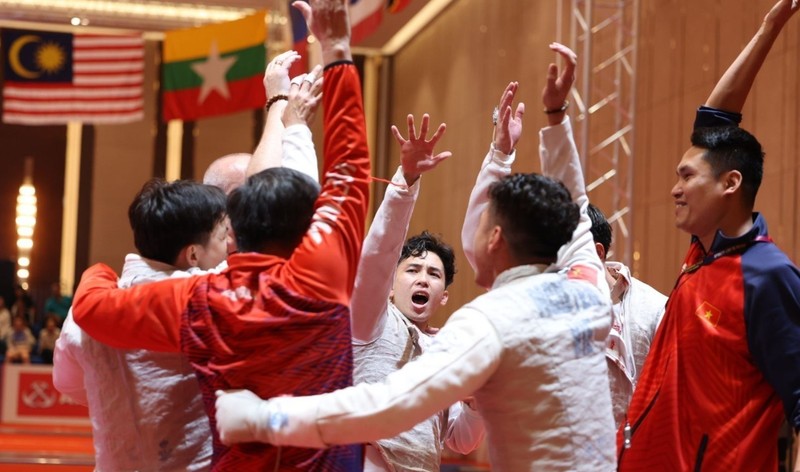 ความสุขของนักฟันดาบเวียดนามหลังคว้าเหรียญทองในการแข่งขันฟันดาบประเภททีมชายในช่วงบ่ายของวันที่ 16 พ.ค. (ภาพ: Minh Quyet/VNA)