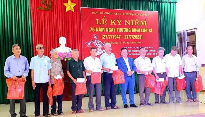 La Asociación de Periodistas de Hanoi entrega obsequios a los beneficiarios de las políticas en Ninh Binh