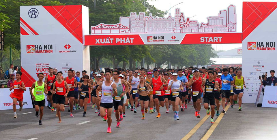 Du kh&aacute;ch tham gia giải chạy Marathon H&agrave; Nội mở rộng. Ảnh: Ho&agrave;i Nam