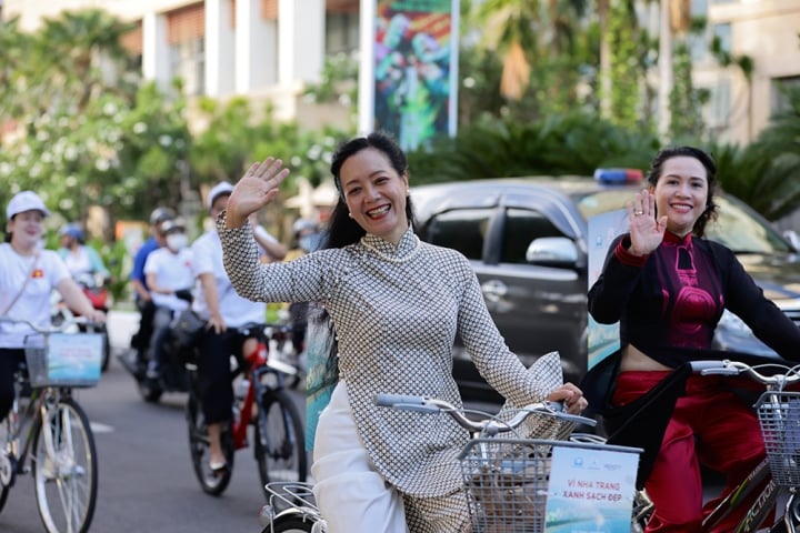 Không chỉ tôn vinh các tác phẩm và cá nhân có đóng góp vào nền phim ảnh nước nhà, Cánh Diều Vàng 2023 còn ghi nhiều dấu ấn đáng nhớ với nhiều hoạt động ý nghĩa. Một trong những sự kiện đáng nhớ chính là chương trình “Hừng đông rực rỡ” và “Đạp xe vì Nha Trang xanh – sạch – đẹp” với sự tham gia của hàng trăm đại biểu, nghệ sĩ, tình nguyện viên và người dân thành phố Nha Trang.