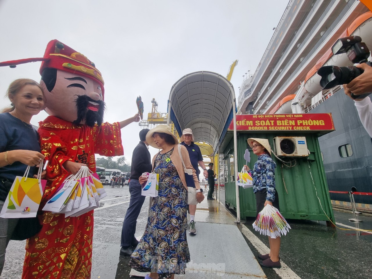 Primer plano de un crucero de 5 estrellas que trae 2.000 visitantes internacionales a Da Nang a principios del año nuevo. Foto 4