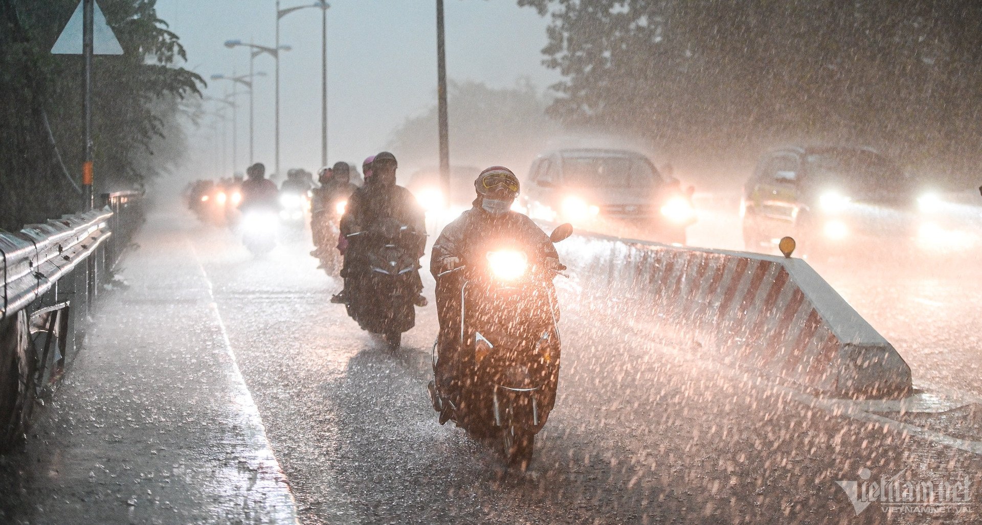 寒気と低気圧が重なり、ホーチミン市は季節外れの初雨を迎える