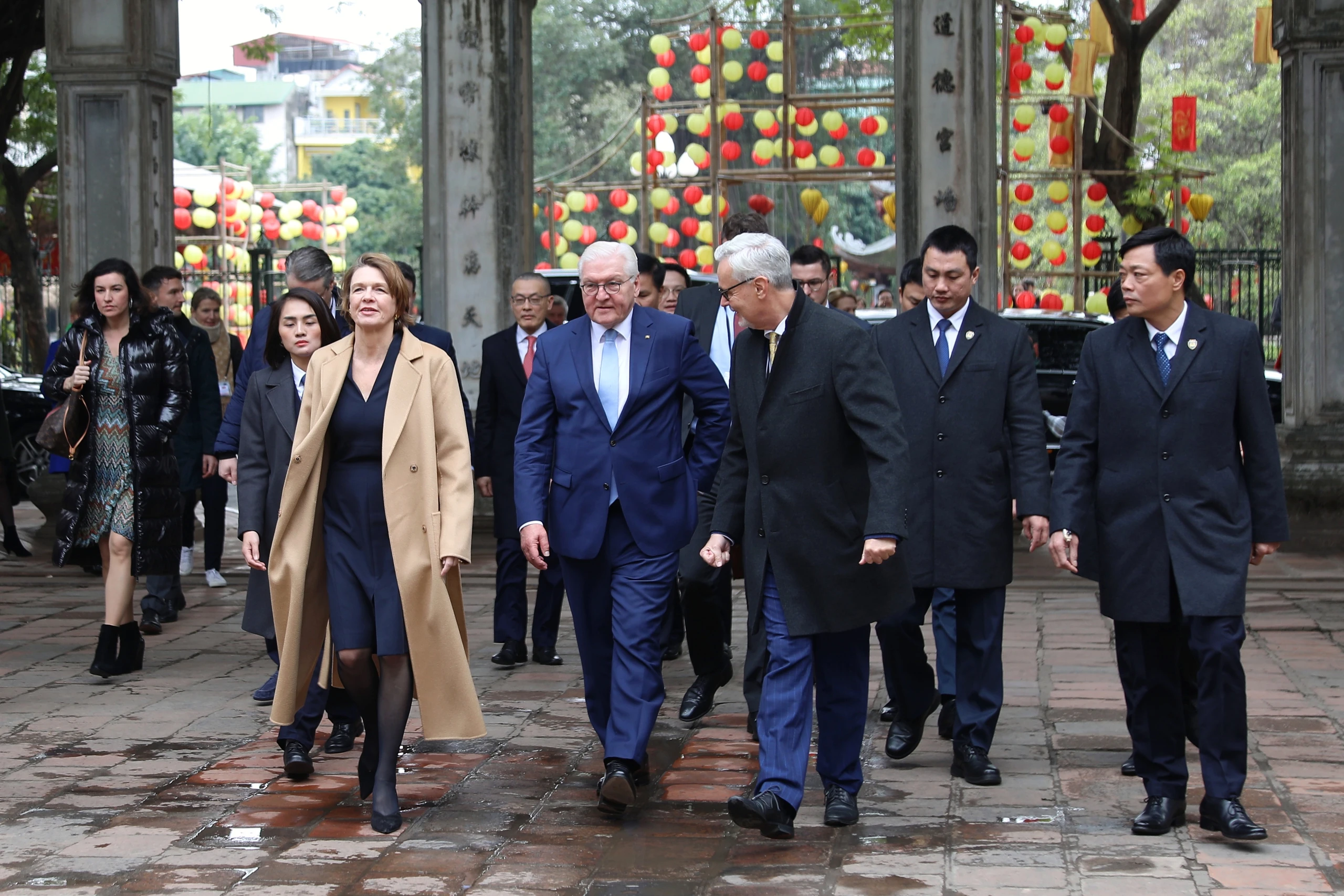 Le président allemand visite le Temple de la Littérature, se promène et savoure un café vietnamien