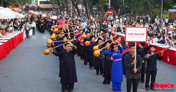 Hundreds of artists perform Then singing and Tinh lute playing at Hoan Kiem Lake walking street