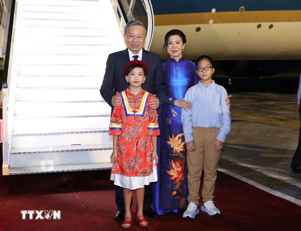 Generalsekretär und Präsident To Lam und seine Frau mit Kindern begrüßten die Delegation am internationalen Flughafen José Martí in der Hauptstadt Havannas. (Foto: Lam Khanh/VNA)