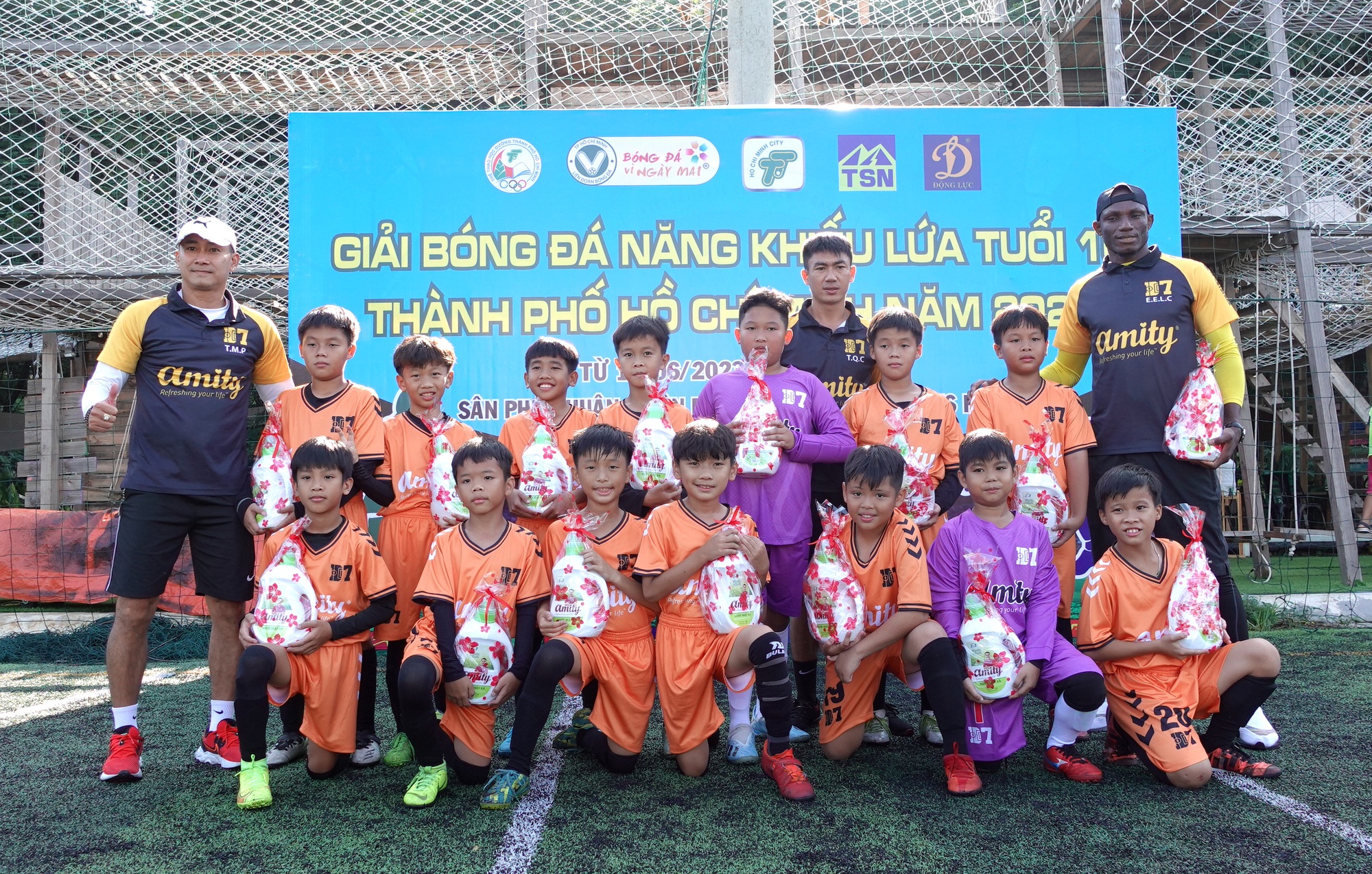 BHL và toàn thể đội bóng Quận 7 - D7 Sport Park