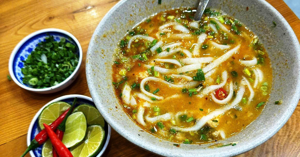 Apporter de la soupe de nouilles sur le trottoir en Amérique