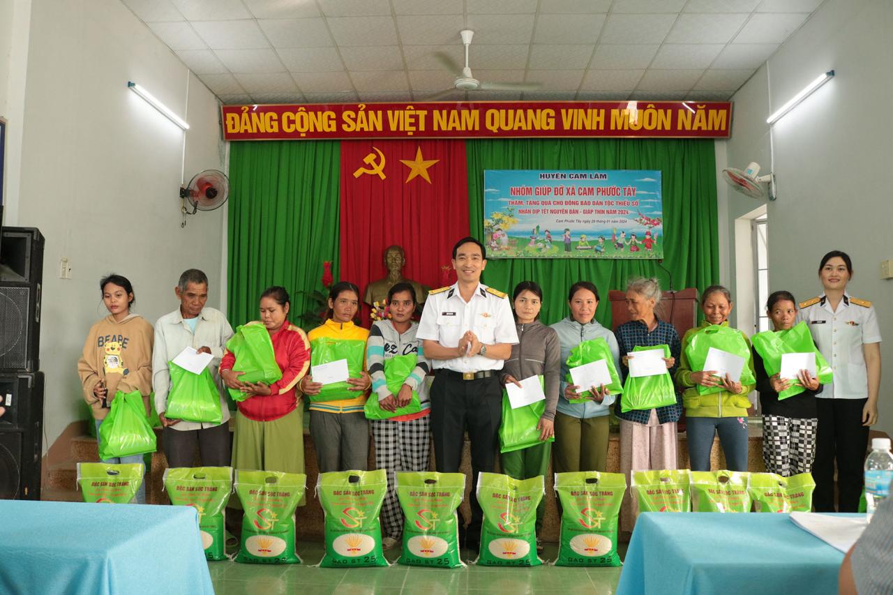 1 Gruppe der Basis- und Frauenvereinigung Gruppe 189 besuchte und überreichte Geschenke an drei ethnische Minderheiten im Bezirk Cam Lam, Provinz Khanh Hoa.jpg