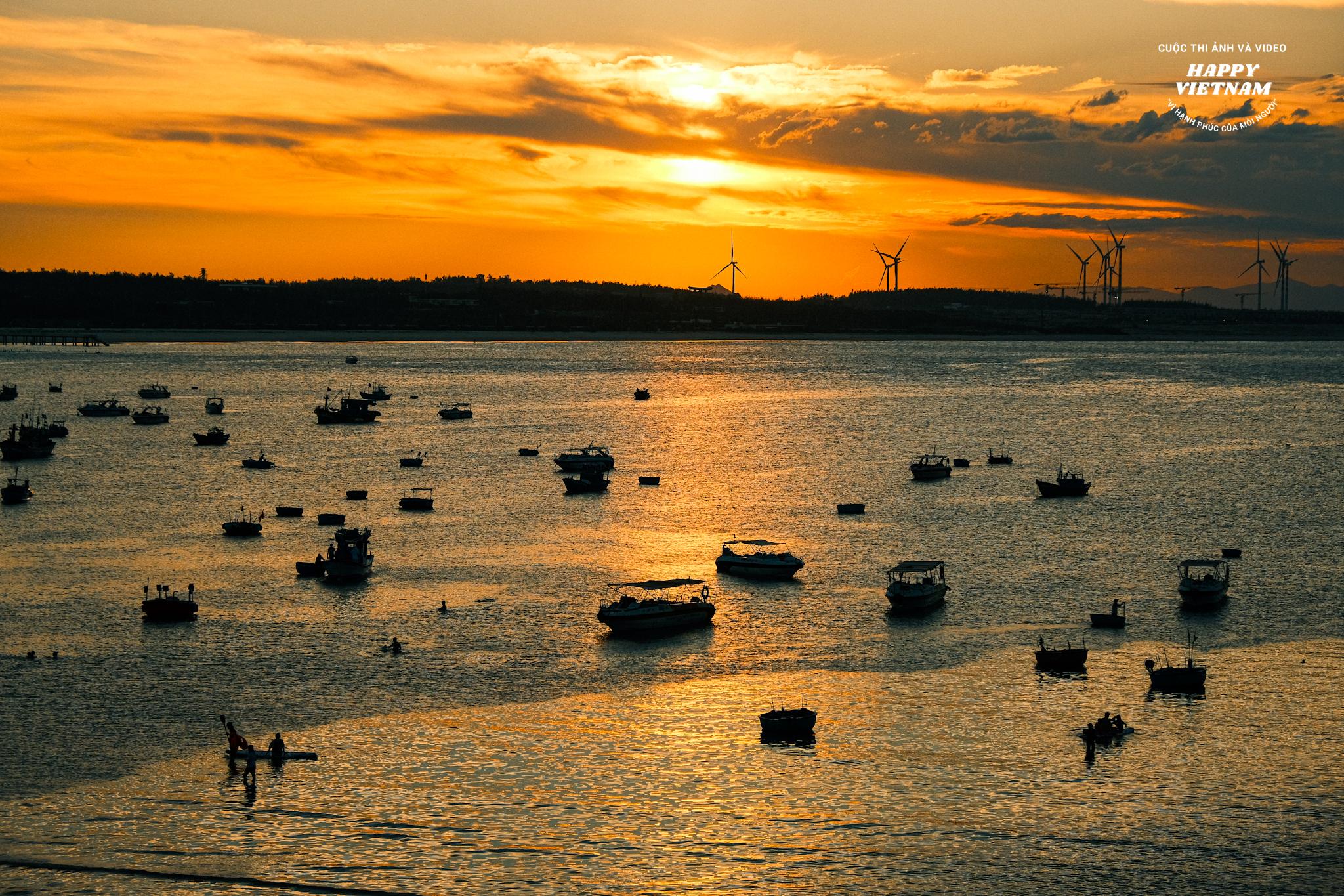 Sonnenuntergang im Fischerdorf Nhon Ly