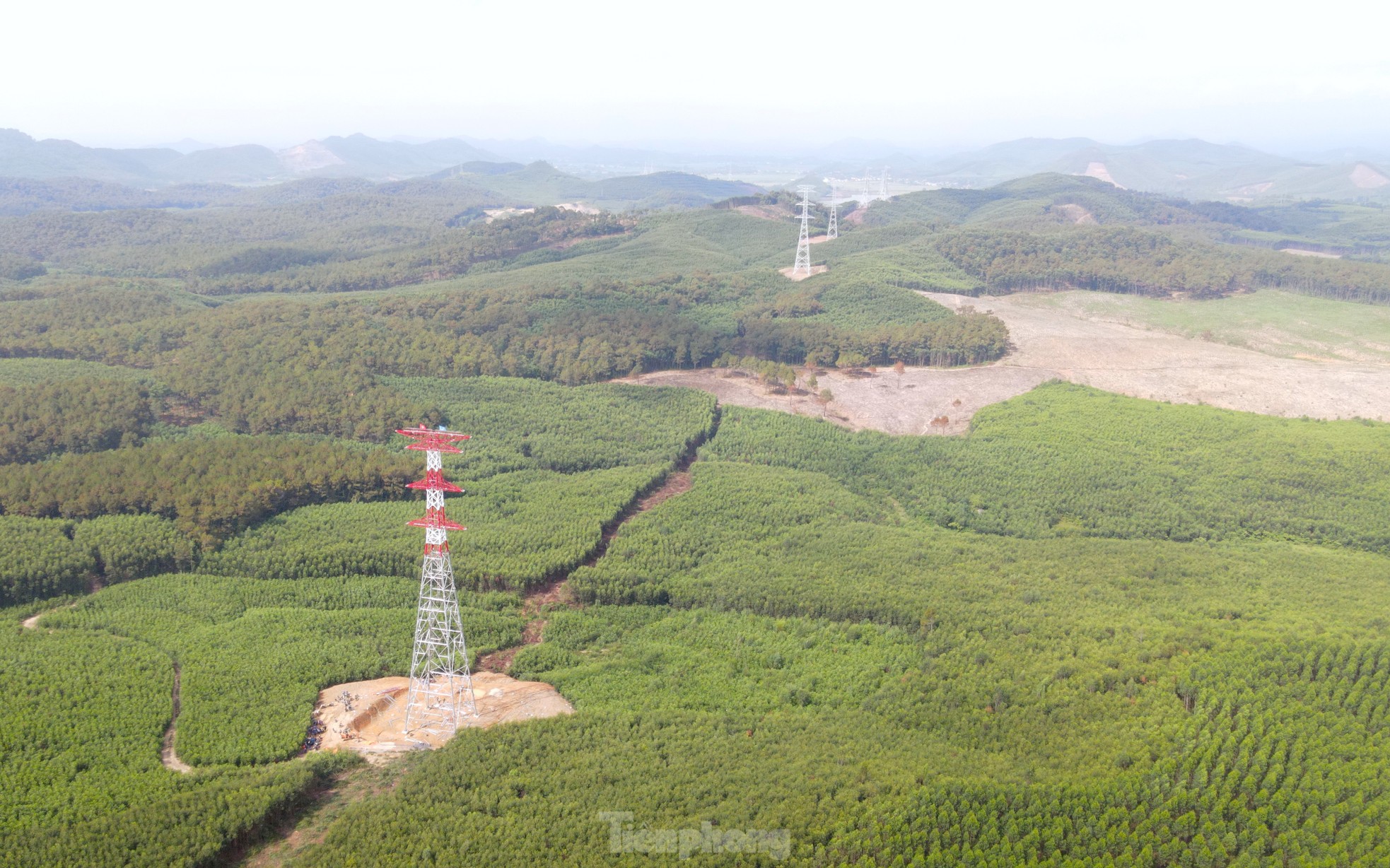 Fièrement, le drapeau de l'Union flotte sur le poteau électrique de 500 kV, circuit 3, section à travers Nghe An, photo 15