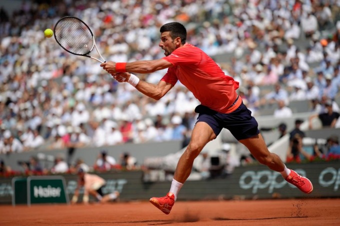 Djokovic cứu bóng bằng cú trái tay trong trận thắng Alcaraz ở bán kết. Ảnh: FFT