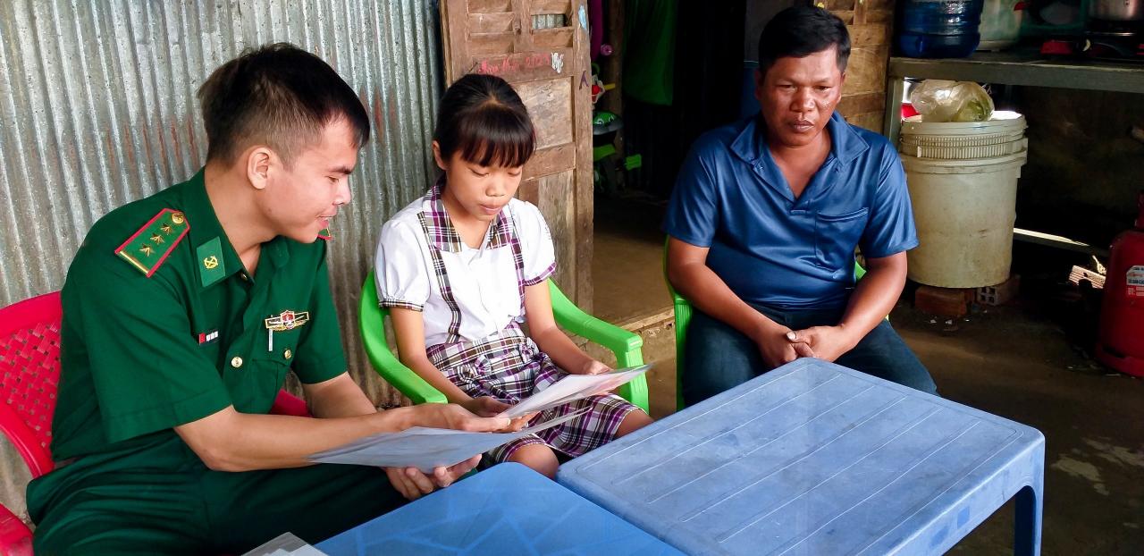 Cumpliendo los sueños de los estudiantes pobres en la zona fronteriza de la provincia de Soc Trang