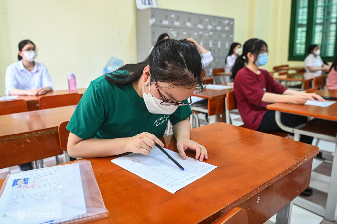 Les élèves terminent les procédures pour l'examen de 10e année à Hanoi en 2022. Photo : Giang Huy