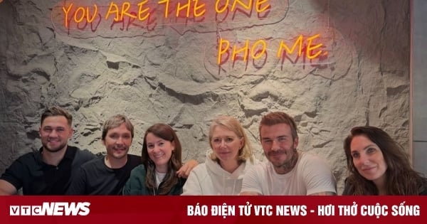 David Beckham come pho y rollitos de primavera fritos en Hanoi