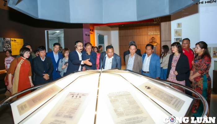 Une délégation de presse de l'ASEAN visite le Musée de la presse du Vietnam