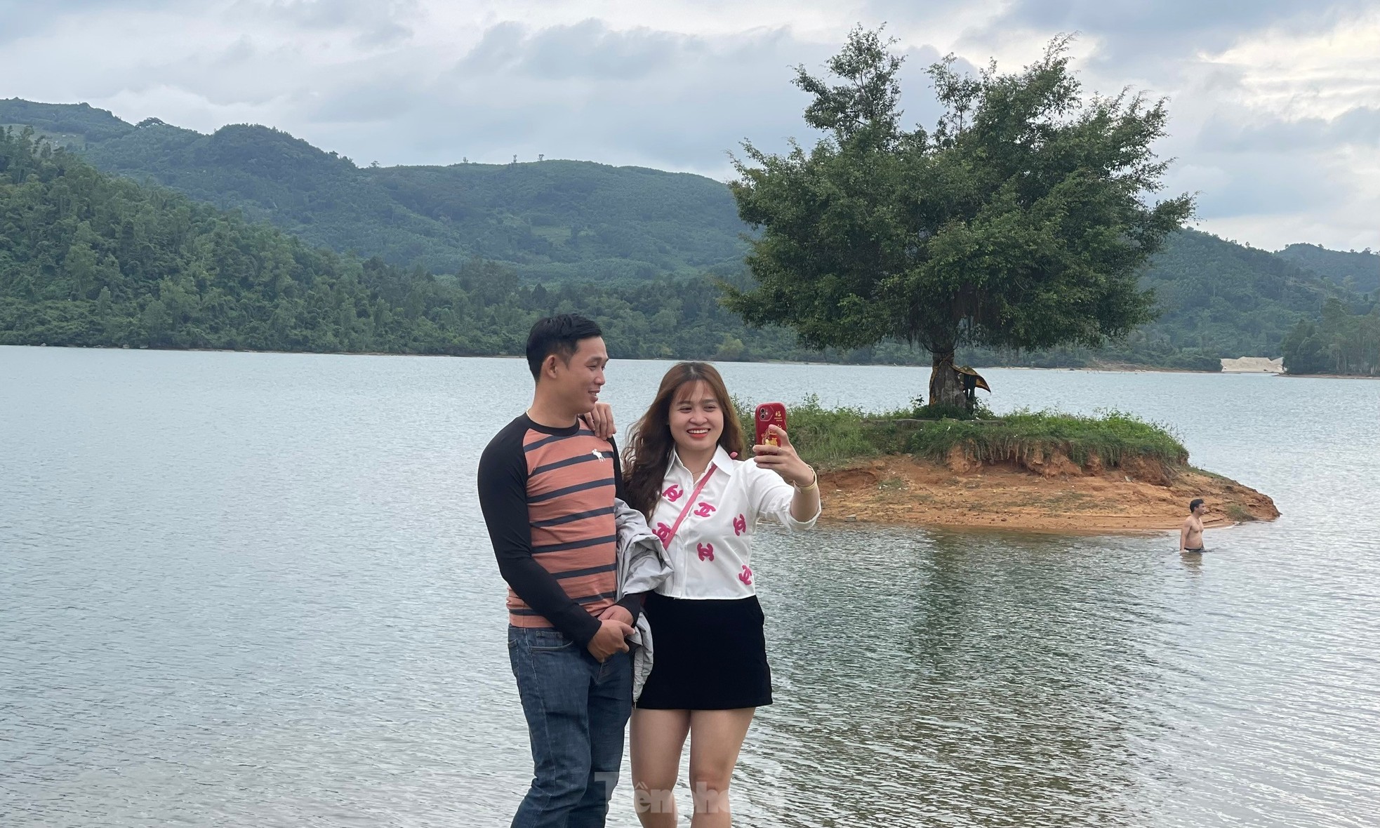 Les jeunes se rassemblent pour prendre des photos à côté de « l'arbre solitaire » à Quang Nam, photo 15