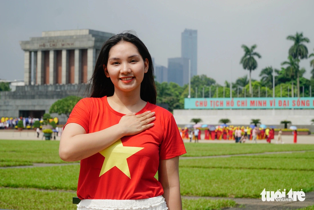 Junge Leute in Hanoi machen gemeinsam Fotos zur Feier des Nationalfeiertags am 2. September