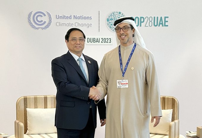 Le Premier ministre Pham Minh Chinh a rencontré le vice-président des Émirats arabes unis, Cheikh Mansour bin Zayed Al Nahyan, dans l'après-midi du 2 décembre. Photo : Duong Giang