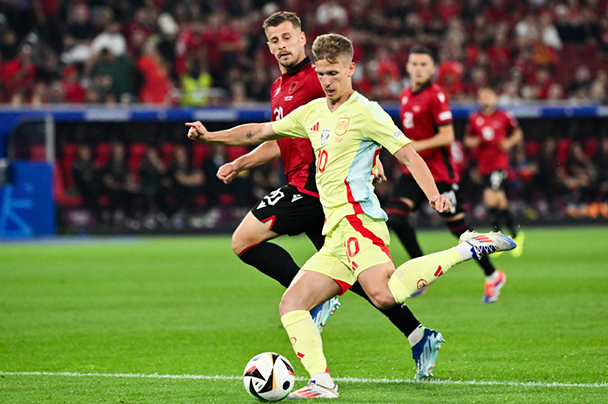 La selección española es muy aficionada a centrocampistas polivalentes como Dani Olmo. Foto: AFP