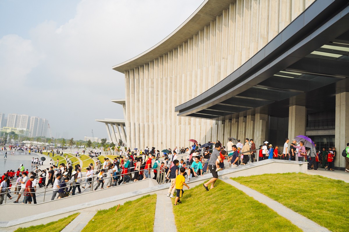 Multitudes de personas acuden a visitar el Museo de Historia Militar de Vietnam foto 18