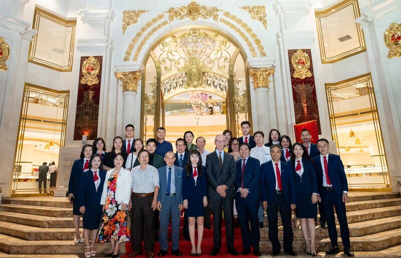 DOJI Group General Director – Dr. Do Vu Phuong Anh (5th in the front row, from left) welcomed the delegation of senior leaders of the World Gold Council and some representatives of the Vietnam Gold Business Association. Photo: Doji