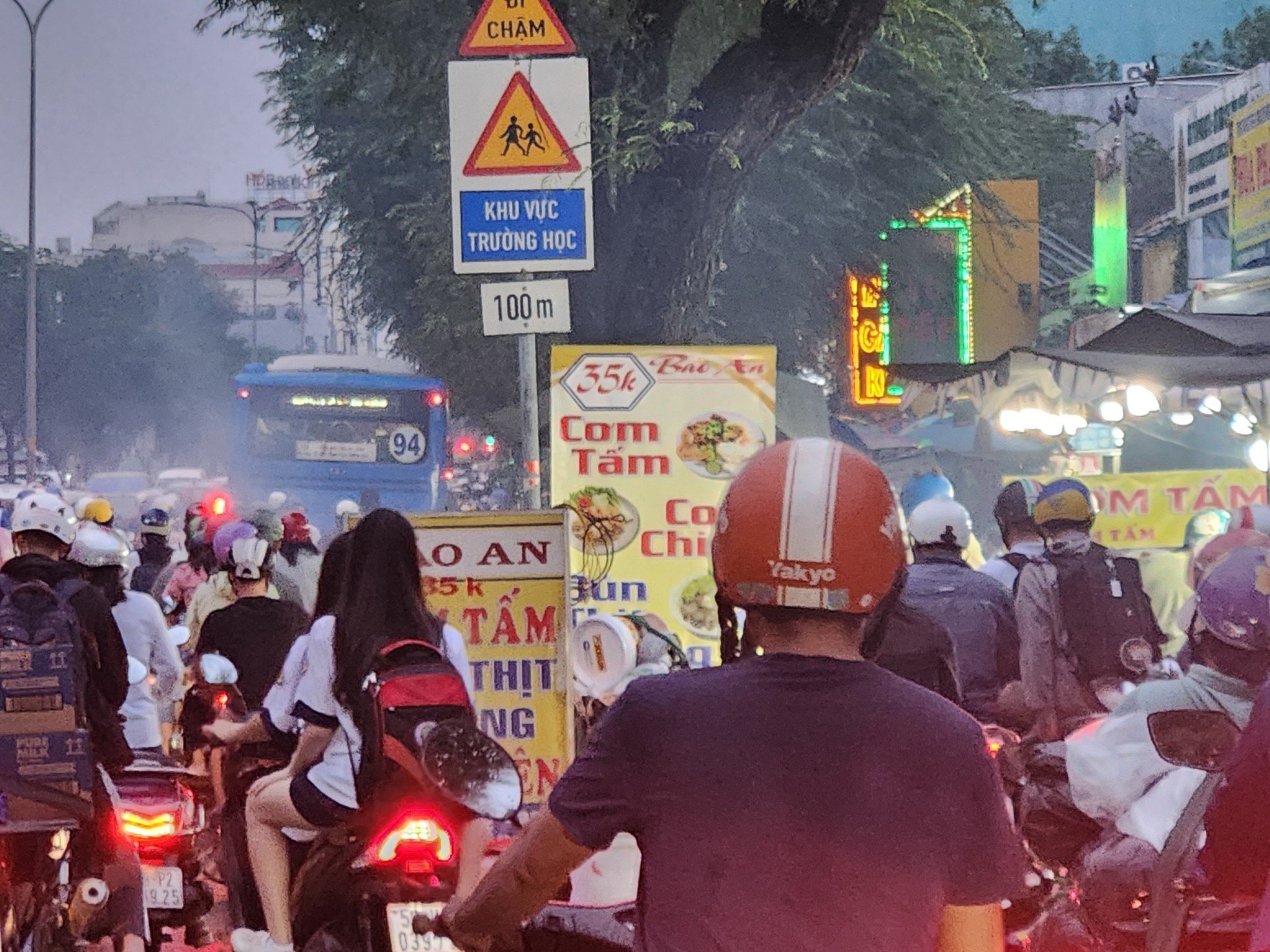 Los residentes de la ciudad de Ho Chi Minh luchan por encontrar el camino a casa después de las fuertes lluvias. Foto 5