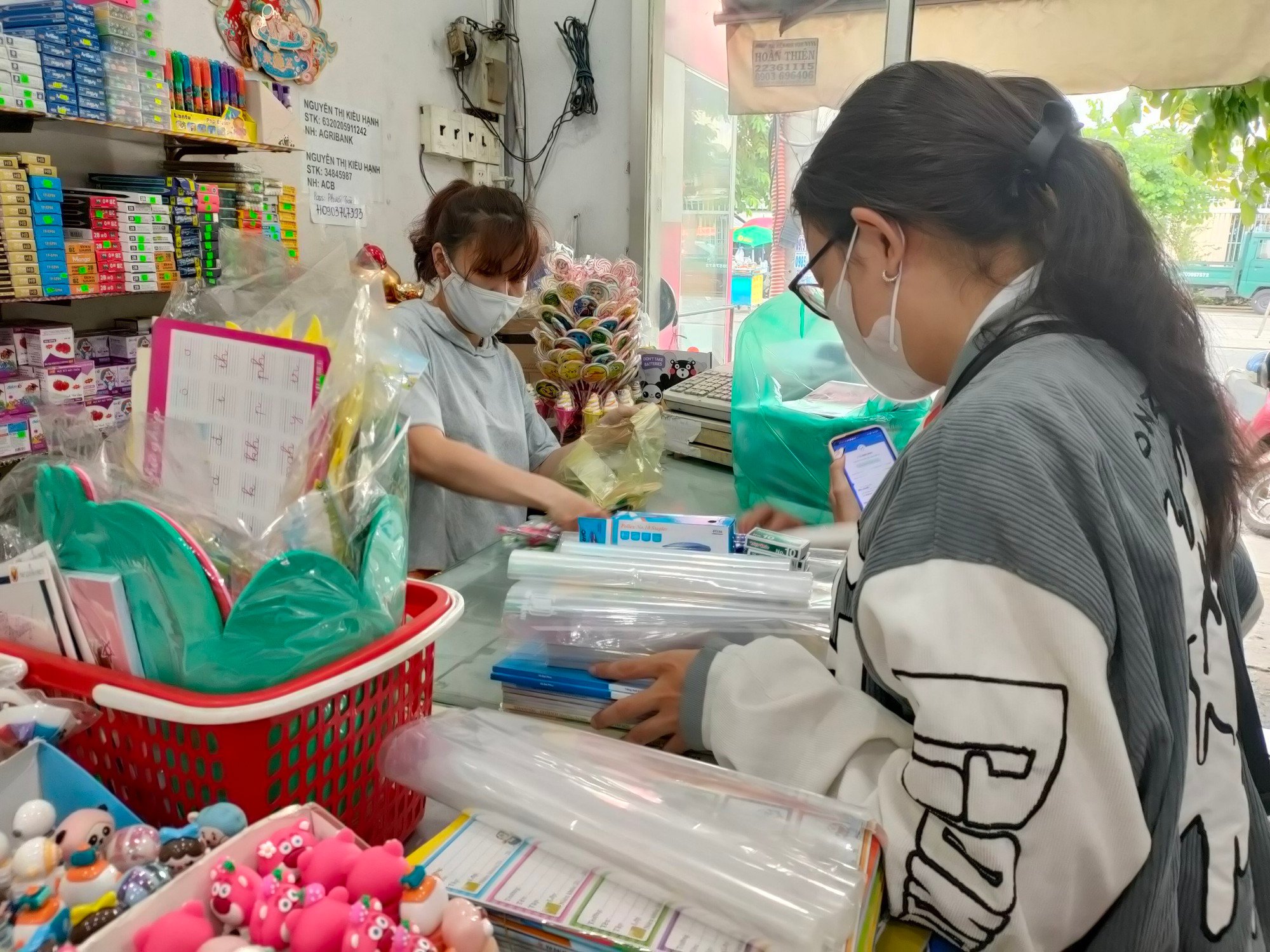 Mệt mỏi tìm mua sách giáo khoa trước năm học mới - Ảnh 2.