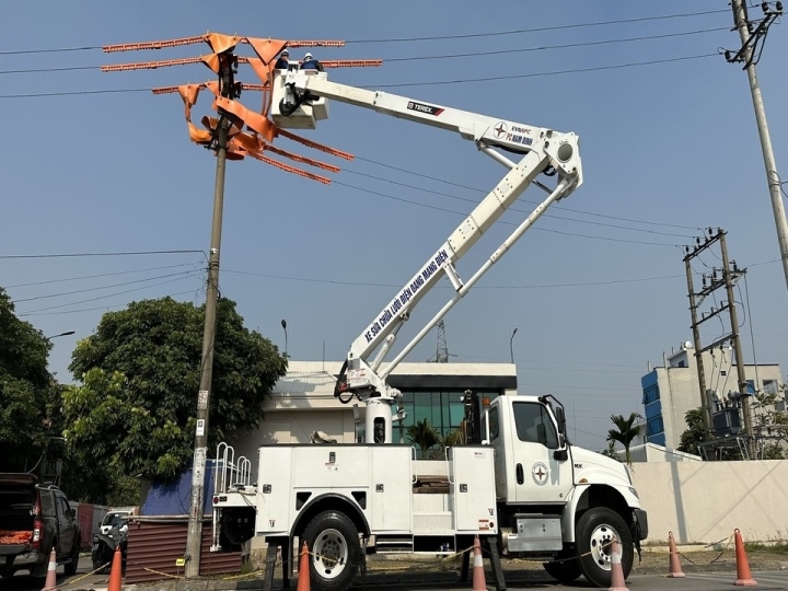 ナムディン電力はホットライン電気修理技術を効果的に適用します - 1