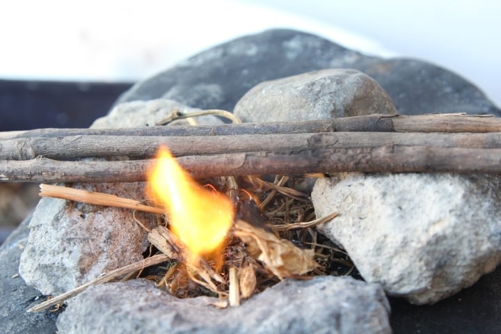 Hay muchas formas de hacer fuego, por ejemplo, frotar dos piedras entre sí también puede producir fuego.