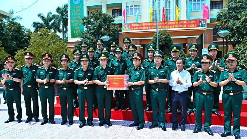 General Phan Van Giang besucht und arbeitet in der Provinz Thua Thien Hue, Foto 5