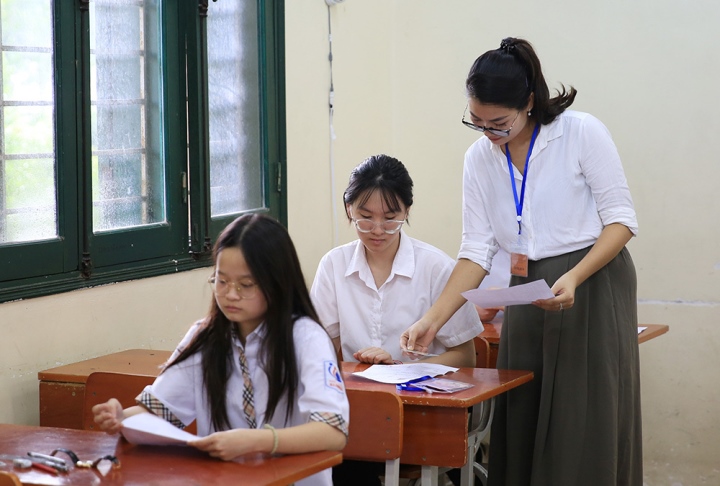 5 Kandidaten suspendiert, weil sie Telefone und Dokumente in den Prüfungsraum der 10. Klasse mitbrachten Hanoi - 1