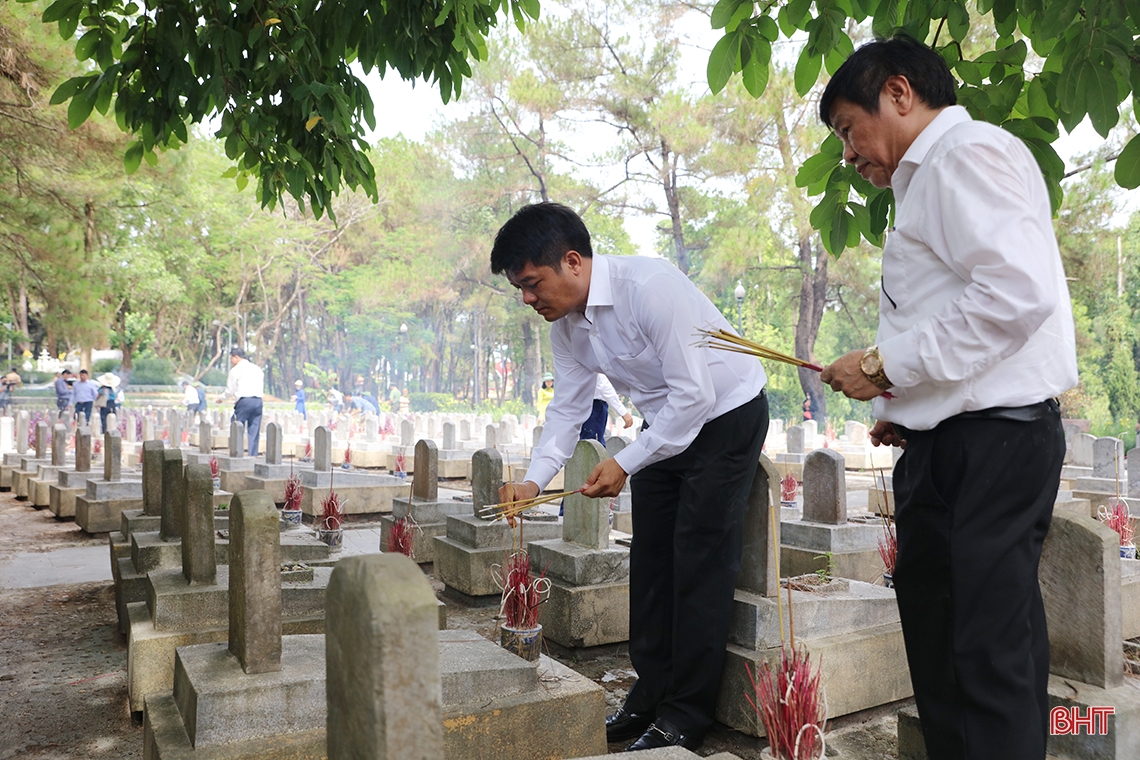 ผู้นำหมู่บ้านฮาติญจุดธูปเทียนที่สุสาน Truong Son และ Road 9