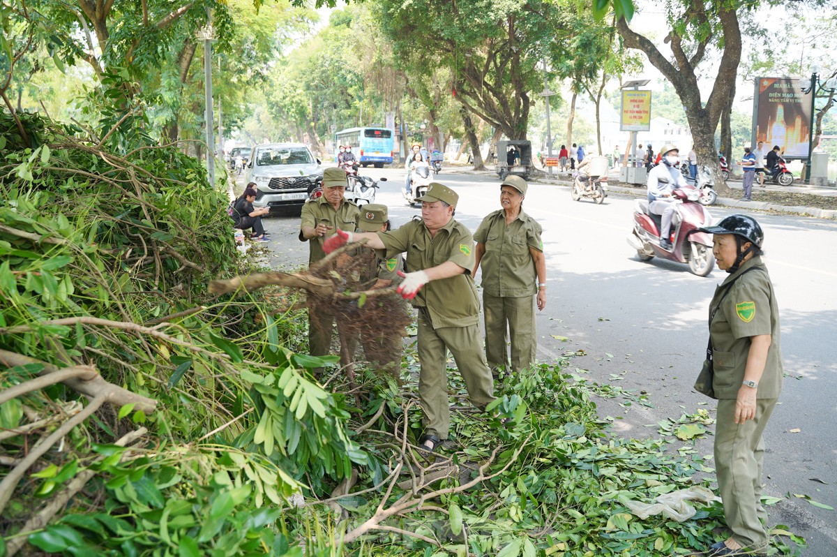 Les habitants de la capitale descendent dans la rue pour nettoyer l'environnement et surmonter les conséquences de la tempête n°3, photo 9