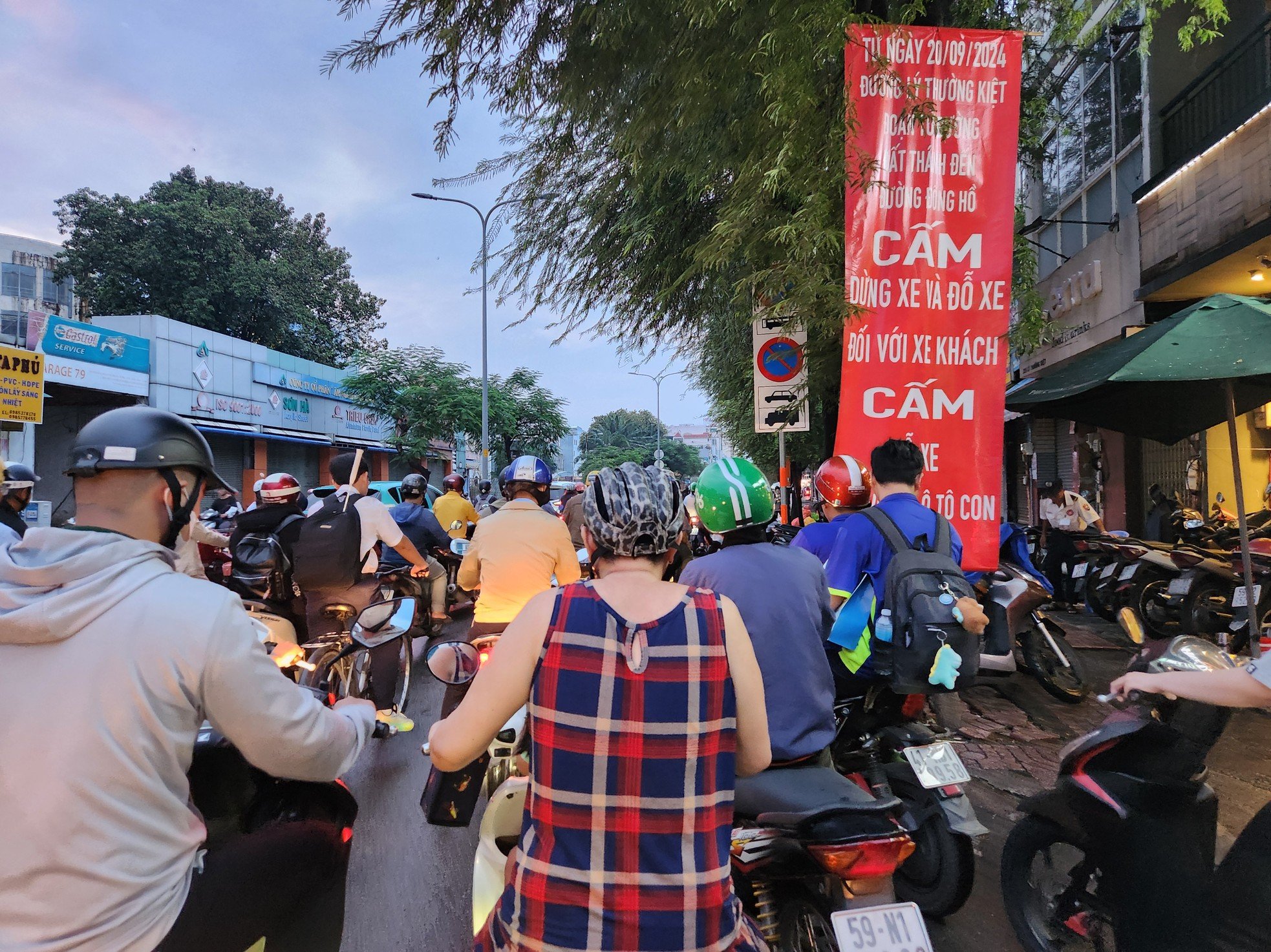 Los residentes de la ciudad de Ho Chi Minh luchan por encontrar el camino a casa después de las fuertes lluvias. Foto 4