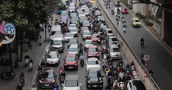 Air pollution and traffic congestion are urgent problems in Hanoi.