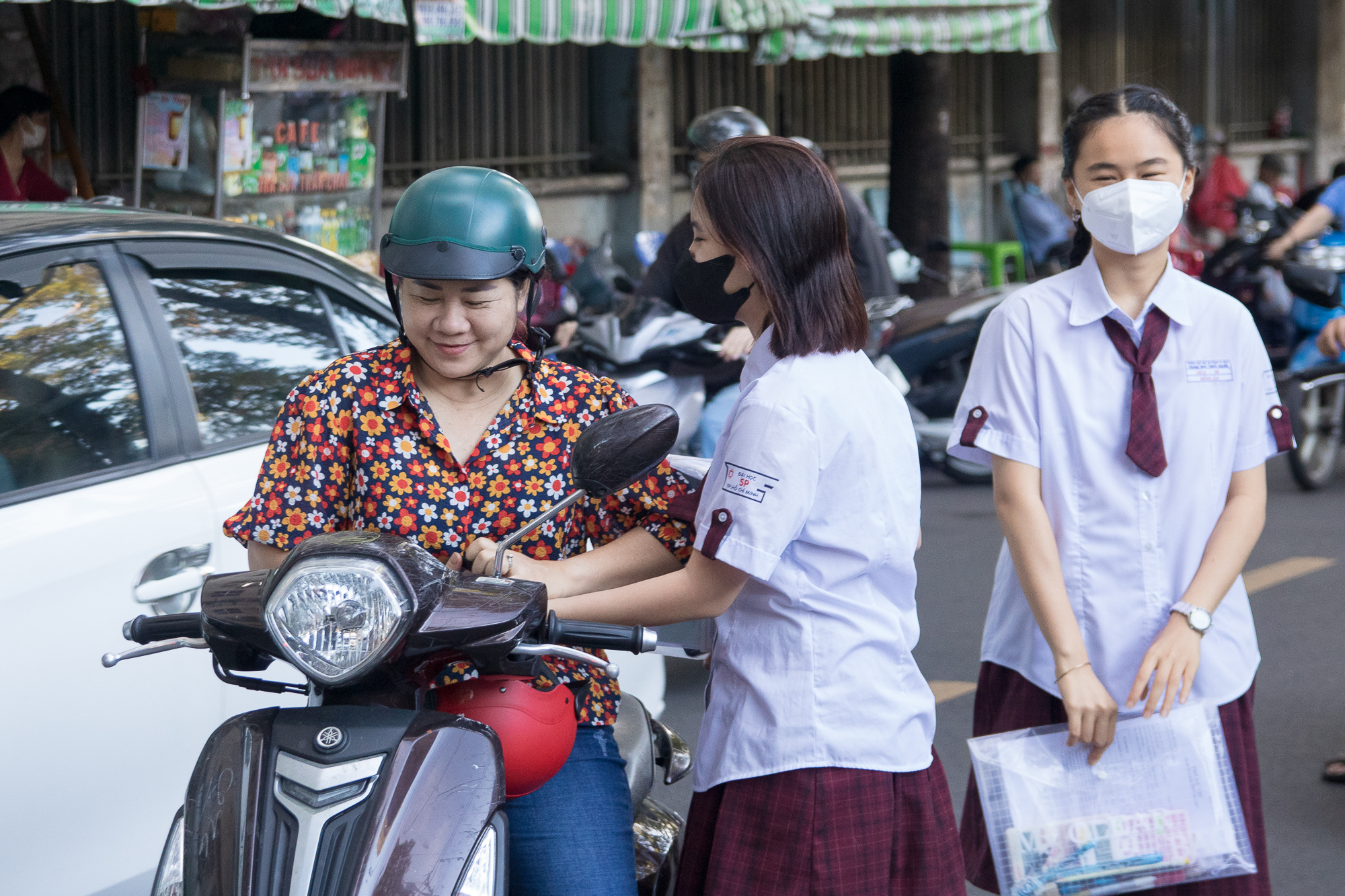 Cô giáo cứ mỗi mùa thi lại đến trường 'gác cổng' - Ảnh 5.