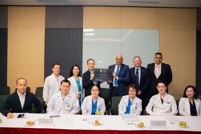 Un representante del Hospital General Hong Ngoc recibió un certificado del Real Colegio de Cirujanos de Inglaterra. Foto: BVCC