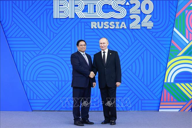 Russian President Vladimir Putin, BRICS Chair 2024, welcomes Prime Minister Pham Minh Chinh. (Photo: Duong Giang/VNA)