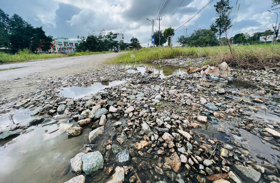 Mr. Vo Nhu Bay said that his family had received compensation but the contractor had not yet started construction. This has seriously affected business and trade. For many years, the road has been plagued by the 