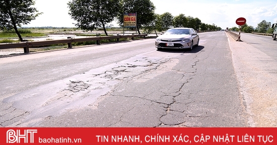 Lack of uniform repair, National Highway 1 through Ha Tinh is still seriously damaged