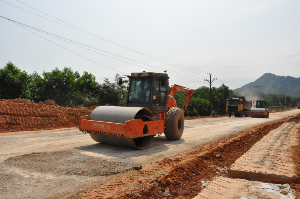 Tranh thủ thời tiết thuận lợi, đơn vị thi công khẩn trương thi công đoạn khu vực giáp ranh xã Bắc Sơn với Hải Sơn, đảm bảo hoàn thành thảm nhựa đoạn này trong ngày 27-28/4